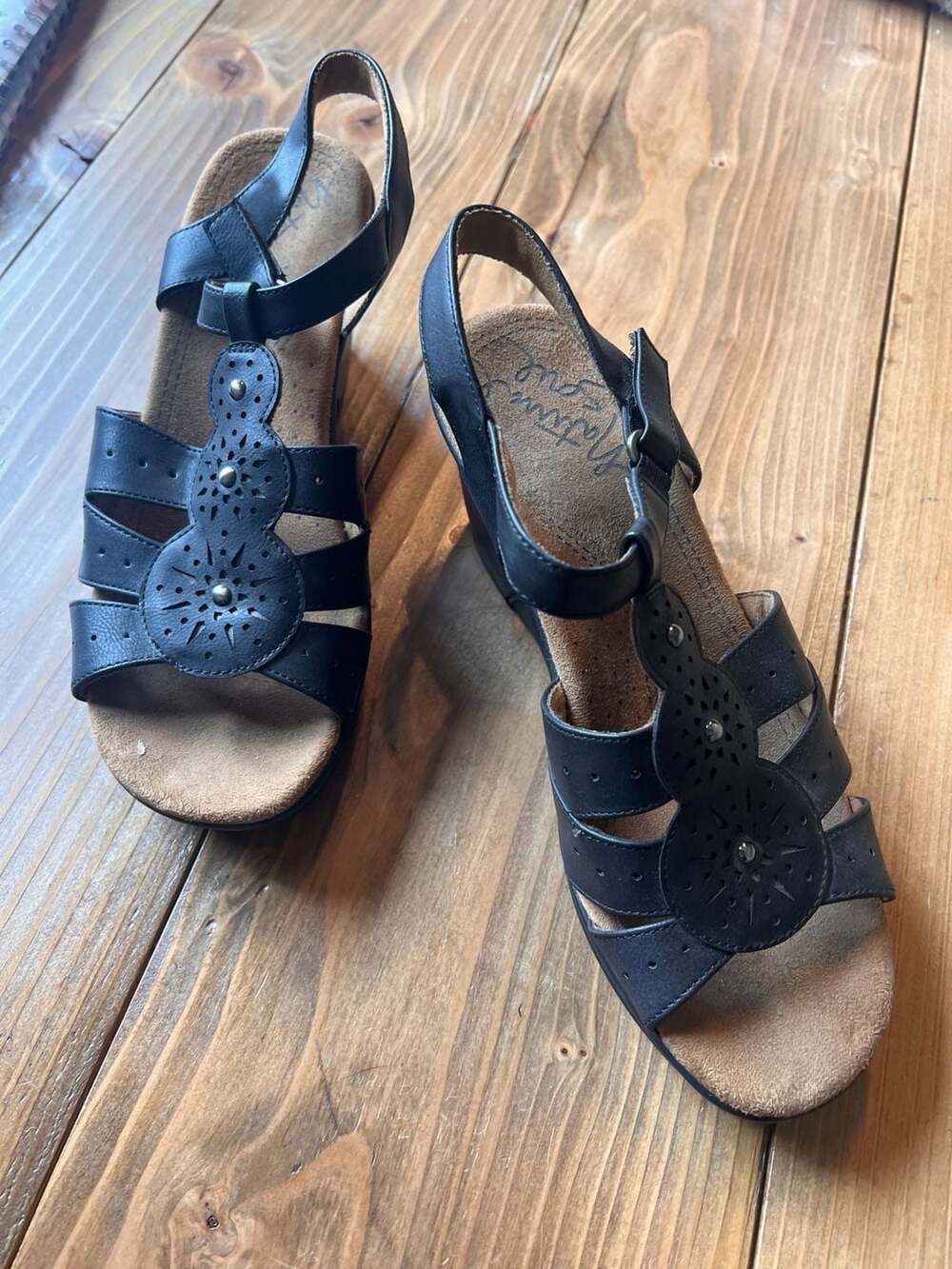 Natural Soul Black Laser Cut Wedge Sandals Size 8*